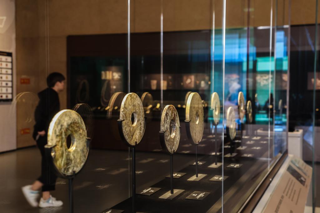 2023年11月7日，遊客在良渚博物院內參觀。2019年7月，良渚古城遺址列入《世界遺產名錄》。新華社記者 徐昱 攝