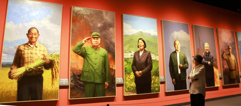 2022年10月1日，觀眾在“築夢——我們的新時代美術攝影作品展”上觀看油畫《“共和國勳章”獲得者》。新華社記者 潘旭 攝